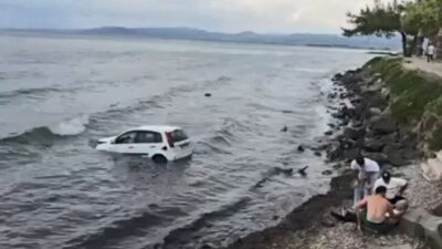 Aydın’ın Kuşadası ilçesinde otomobilin deniz uçması sonucu meydana gelen trafik