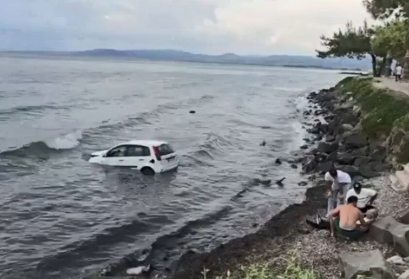 Aydın’ın Kuşadası ilçesinde otomobilin deniz uçması sonucu meydana gelen trafik