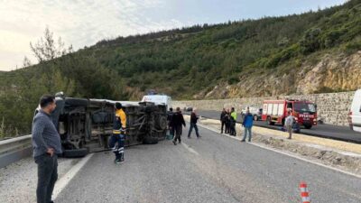 Aydın’ın Kuşadası ilçesinde otomobil ve yolcu minibüsünün çarpıştığı kazada yaralı