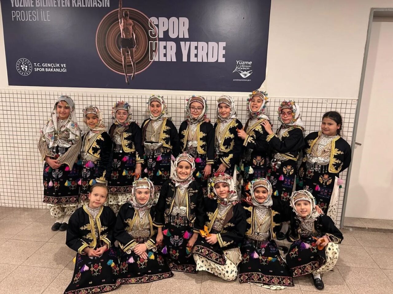 Kütahya Belediyespor Halk Oyunları ekiplerinin İzmir’de çifte başarı elde ettiği