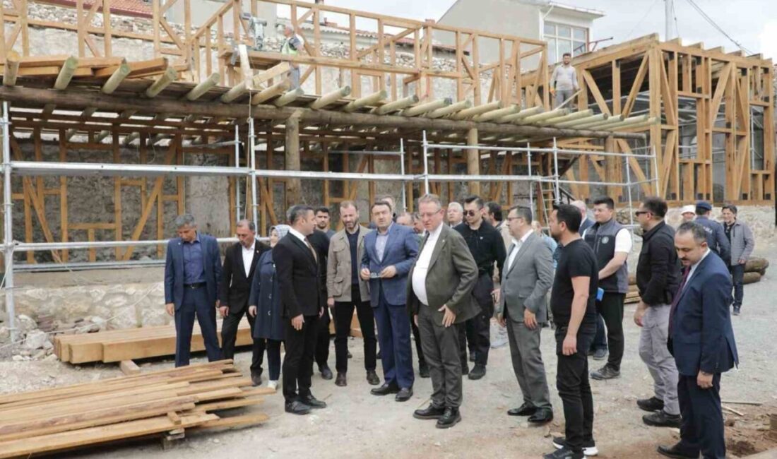Kütahya Valisi Musa Işın, restorasyon çalışmaları devam eden tarihi Emet