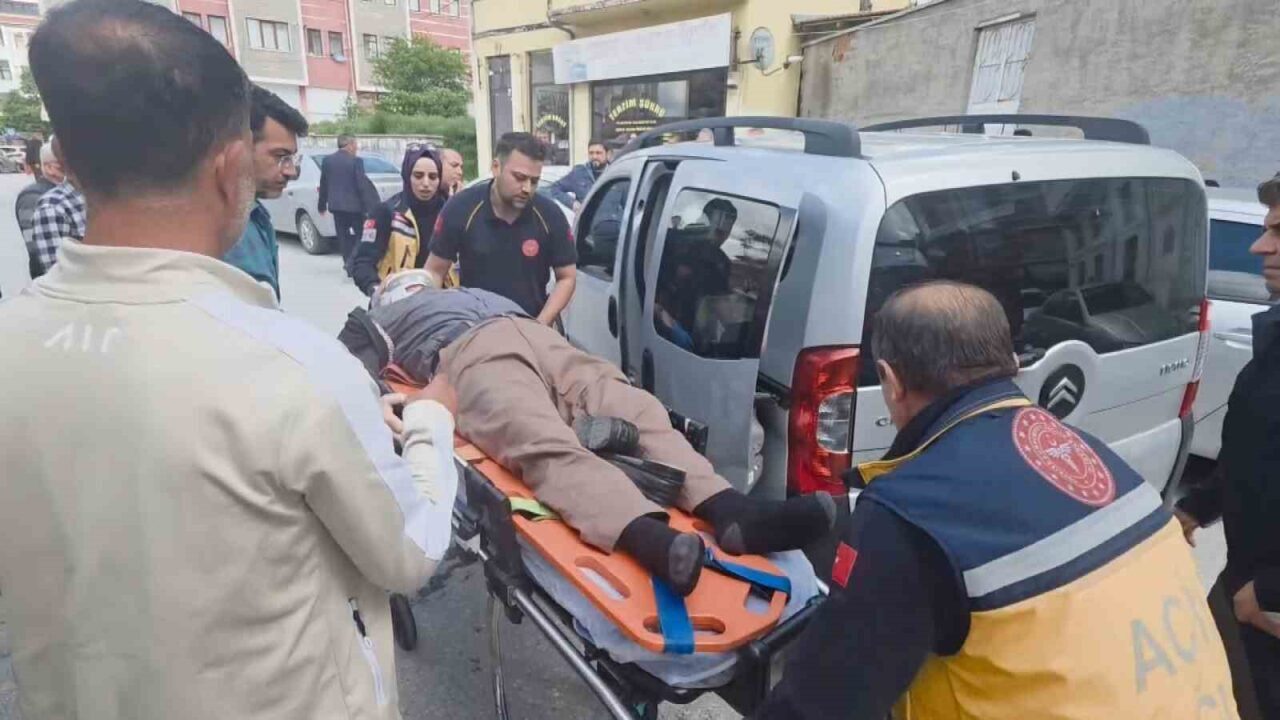 Kütahya’da sürücüsü direksiyon başında rahatsızlanınca kontrolden çıkan hafif ticari araç,