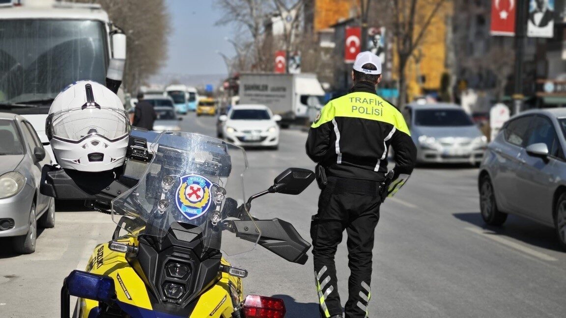 Kütahya İl Emniyet Müdürlüğü ekiplerince motosiklet sürücülerine yönelik trafik denetimleri