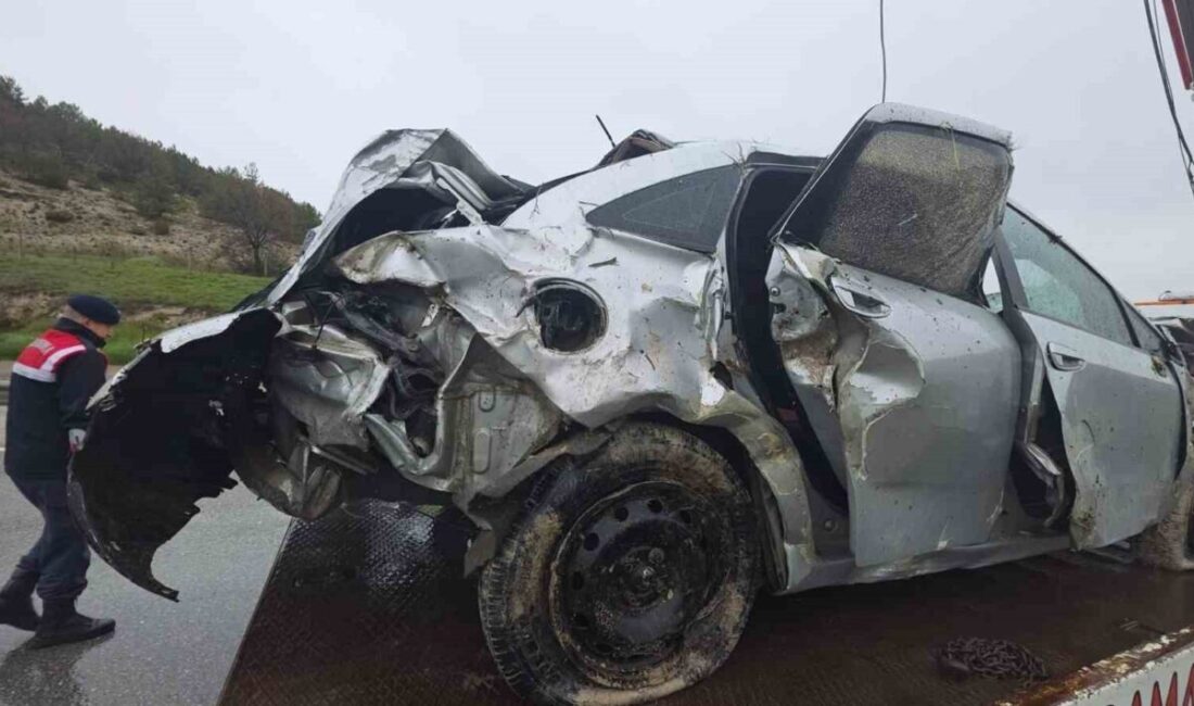 Kütahya’da kontrolden çıkan otomobilin uçuruma yuvarlanması sonucu gerçekleşen trafik kazasında
