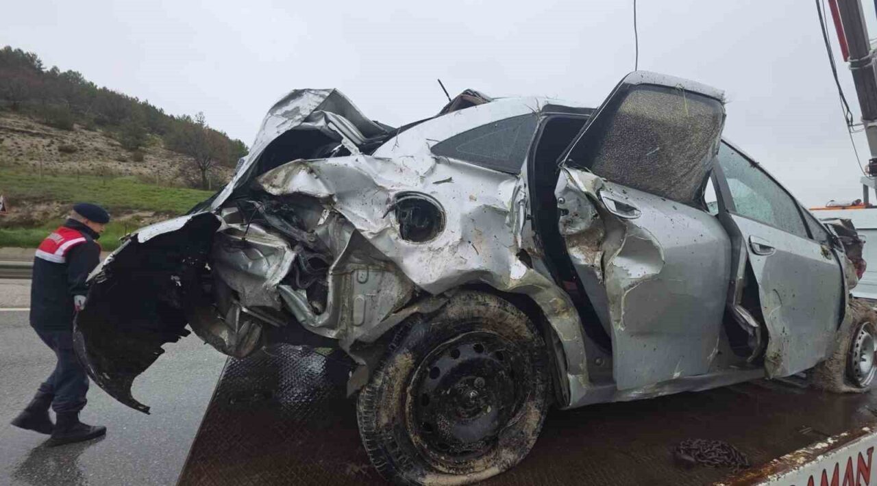 Kütahya’da kontrolden çıkan otomobilin uçuruma yuvarlanması sonucu gerçekleşen trafik kazasında