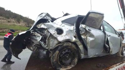 Kütahya’da otomobilin Porsuk Çayı’na devrilmesi sonucu meydana gelen trafik kazasında,