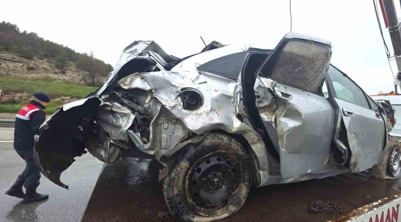 Kütahya’da otomobilin Porsuk Çayı’na devrilmesi sonucu meydana gelen trafik kazasında,