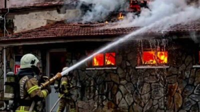 Kütahya’nın Ilıca bölgesinde bulunan tarihi Aslanlı Hamamı’nda çıkan yangın itfaiye