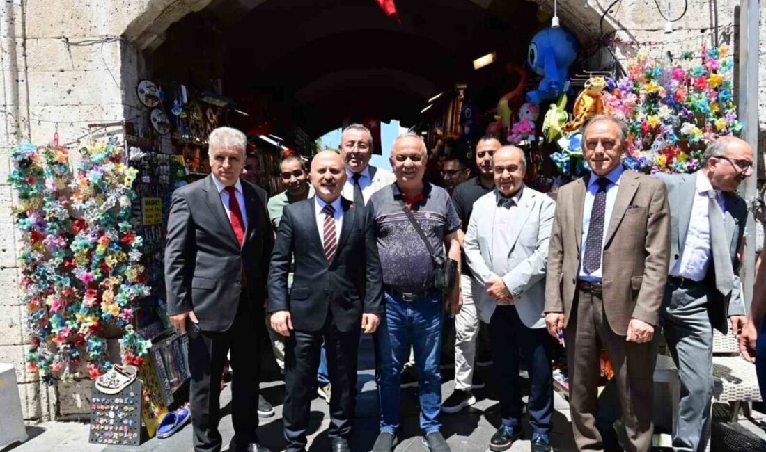 Aydın Valisi Dr. Osman Varol, Kuşadası’nda gerçekleştirdiği çarşı ziyaretleri kapsamında