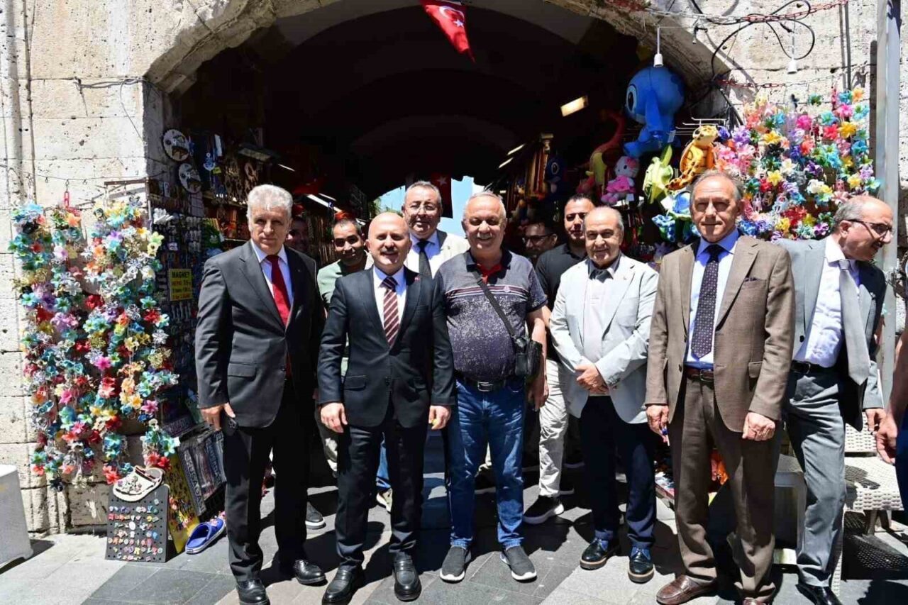 Aydın Valisi Dr. Osman Varol, Kuşadası’nda gerçekleştirdiği çarşı ziyaretleri kapsamında