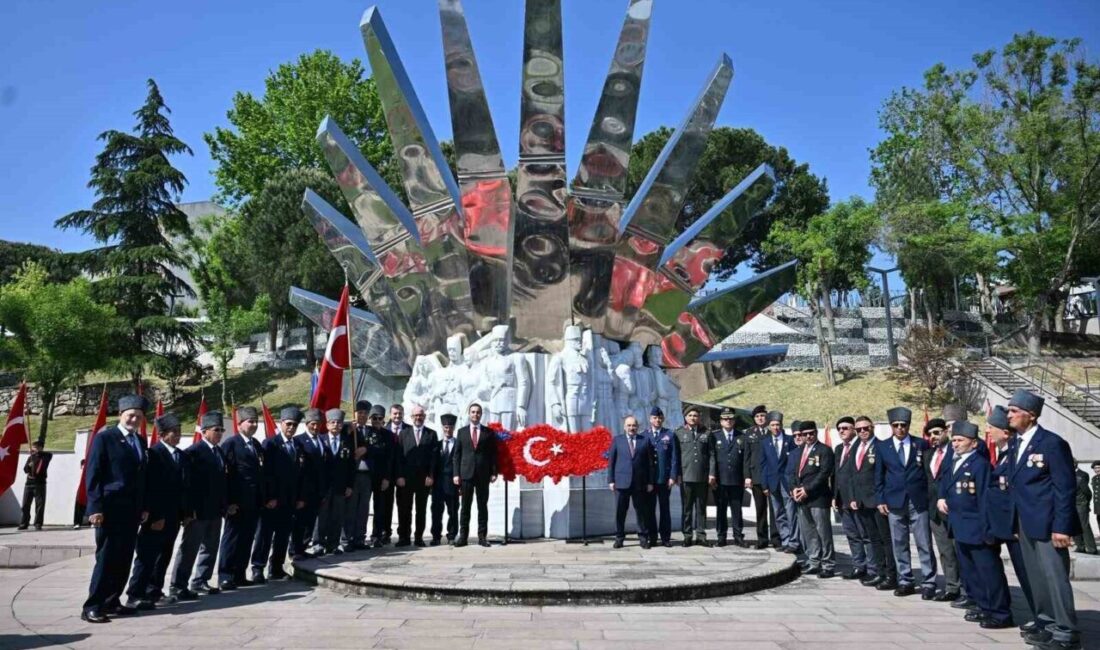 Balıkesirlilerin Kuvayımilliye Günü’nü kutlayan Balıkesir Büyükşehir Belediye Başkanı Ahmet Akın,