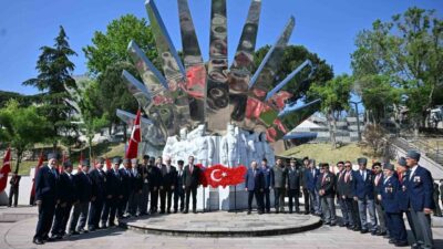 Balıkesirlilerin Kuvayımilliye Günü’nü kutlayan Balıkesir Büyükşehir Belediye Başkanı Ahmet Akın,