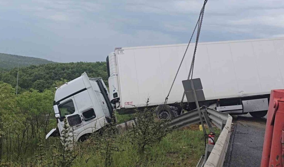 Kuzey Marmara Otoyolu’nda otomobilin çarptığı tır, kontrolden çıkarak kamyona çarptı