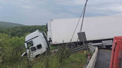 Kuzey Marmara Otoyolu’nda otomobilin çarptığı tır, kontrolden çıkarak kamyona çarptı