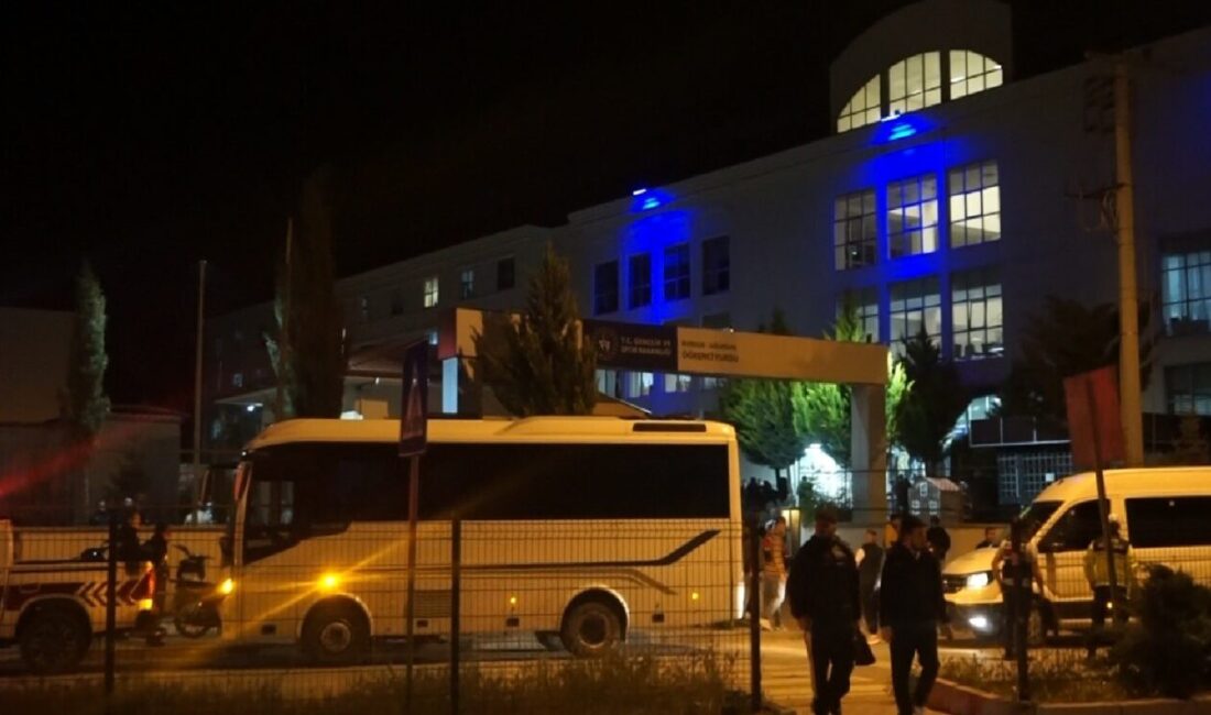 Burdur’un Gölhisar ilçesinde bulunan KYK yurdunda temizlik malzemelerin devrilerek tepkimeye