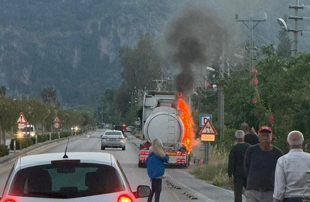 Muğla’nın Ortaca ilçesinde lastiği patlayan yakıt tankerinde çıkan yangın, ekiplerin