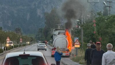 Muğla’nın Ortaca ilçesinde lastiği patlayan yakıt tankerinde çıkan yangın, ekiplerin
