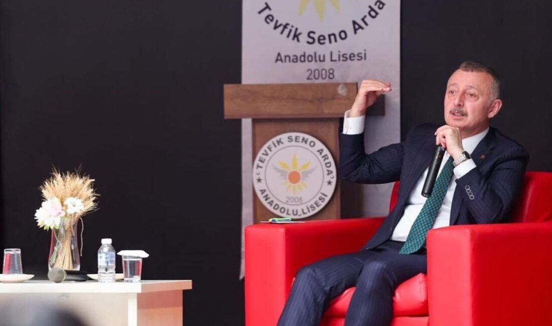 Kocaeli Büyükşehir Belediye Başkanı Tahir Büyükakın, kariyer buluşmaları kapsamında bir