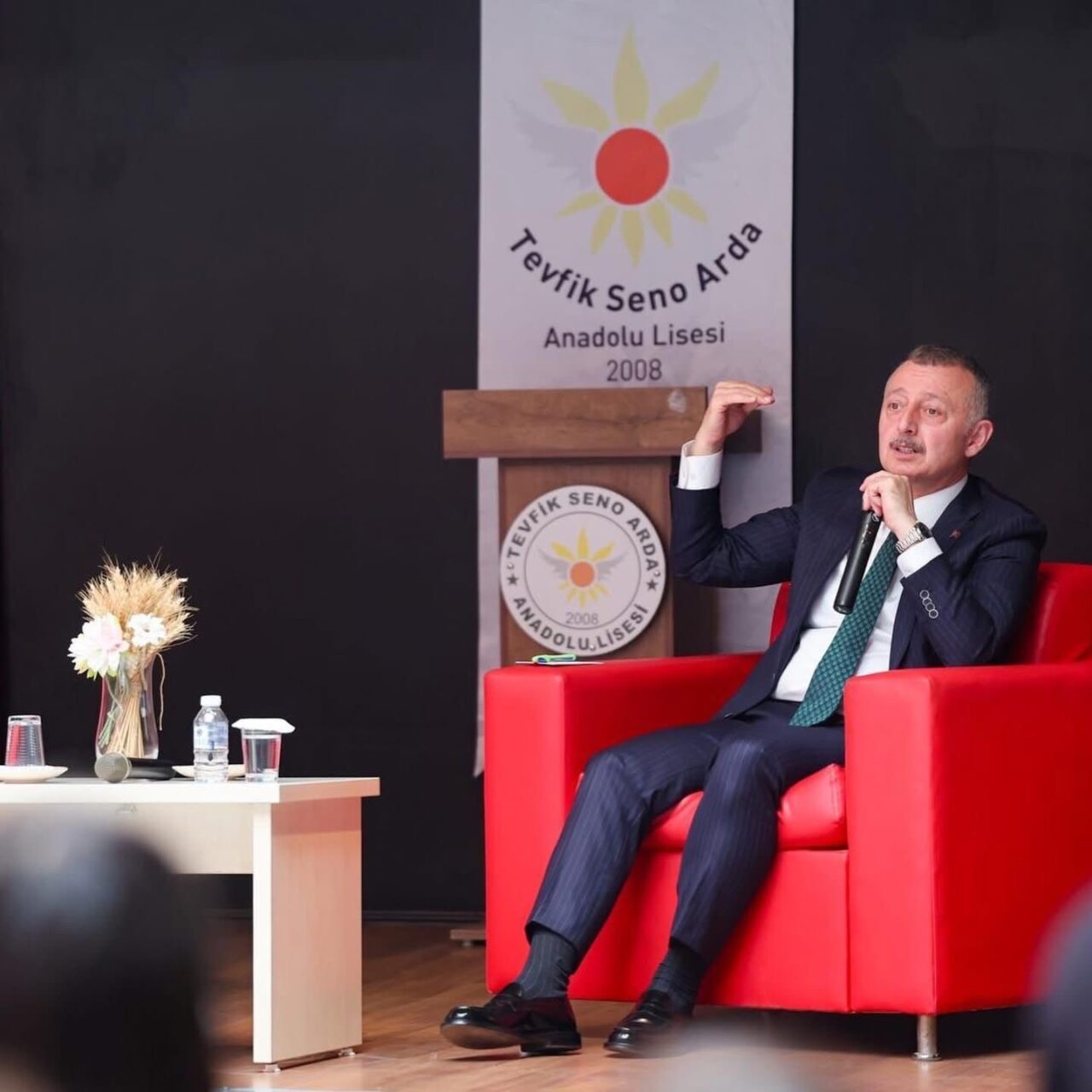 Kocaeli Büyükşehir Belediye Başkanı Tahir Büyükakın, kariyer buluşmaları kapsamında bir