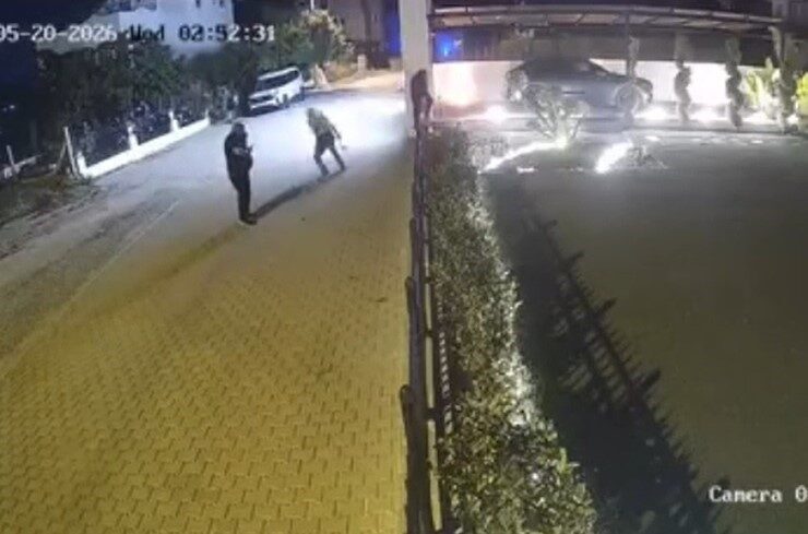 Aydın’ın Kuşadası ilçesinde bir sitenin bahçesindeki lüks aracın kundaklanıp ateşe