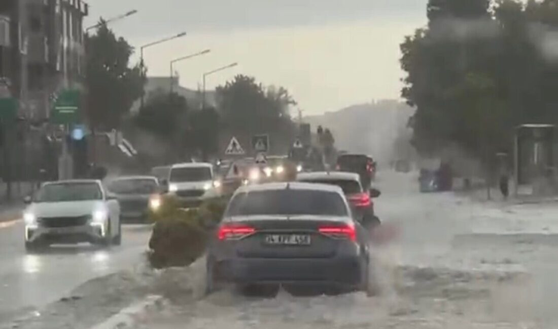 Kırklareli’nin Lüleburgaz ilçesinde etkili olan şiddetli sağanak yağış, cadde ve
