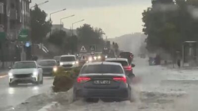 Kırklareli’nin Lüleburgaz ilçesinde etkili olan şiddetli sağanak yağış, cadde ve