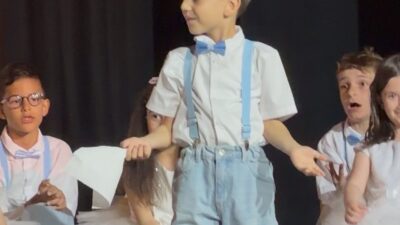 Eskişehir’de bir okulun gösterisinde hareketli bir şarkıyla sahneye çıkmayı bekleyen
