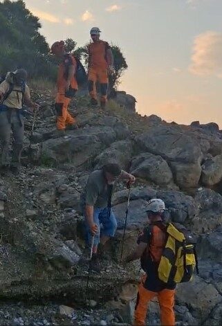 Muğla’nın Datça ilçesinde Karya Yolu bölgesinde mahsur kalan 2 vatandaş,