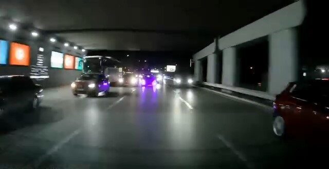 Bursa’da akan trafikte makas atarak ilerleyen otomobilin tehlikeli anları, saniye