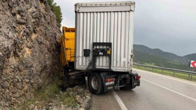 Burdur’un Ağlasun ilçesinde meydana gelen kazada tır sürücüsü yaralandı. Kaza,