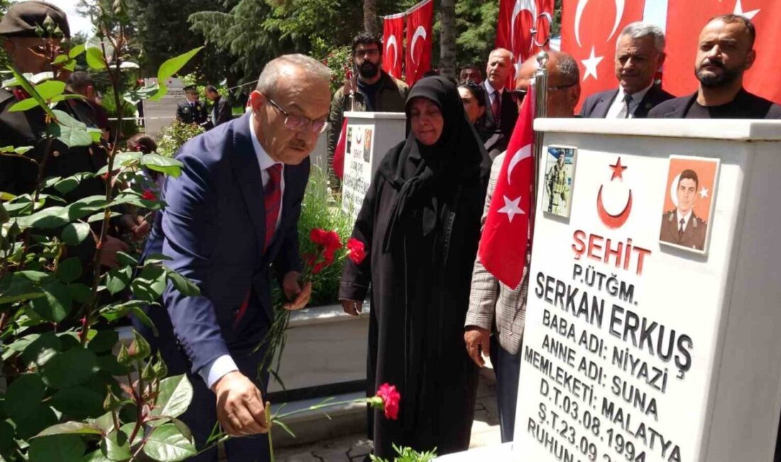 Malatya’da kent protokolü, Şehir Mezarlığı’ndaki şehitliği ziyaret ederek şehit kabirlerine