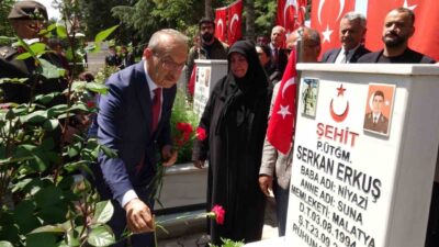 Malatya’da kent protokolü, Şehir Mezarlığı’ndaki şehitliği ziyaret ederek şehit kabirlerine