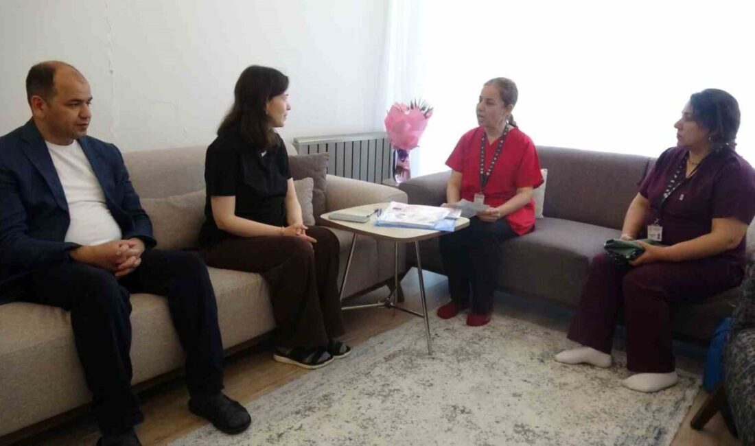 Malatya’da sağlık çalışanları gebelik sürecindeki anne adaylarını evlerinde ziyaret ederek