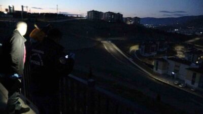 Malatya’da bir araç içerisinde tartışan biri kadın diğeri erkek iki