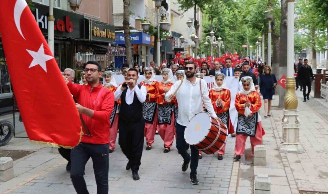 Malatya’da Gençlik Haftası, çelenk sunma töreni ve gençlik yürüyüşüyle başladı.