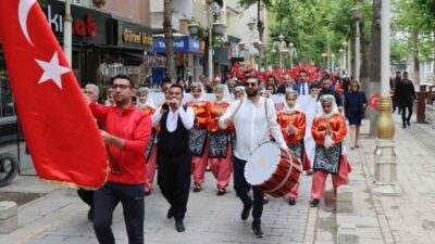 Malatya’da Gençlik Haftası, çelenk sunma töreni ve gençlik yürüyüşüyle başladı.