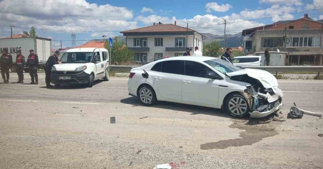 Malatya’nın Doğanşehir ilçesinde hafif ticari araç ile otomobilin karıştığı trafik