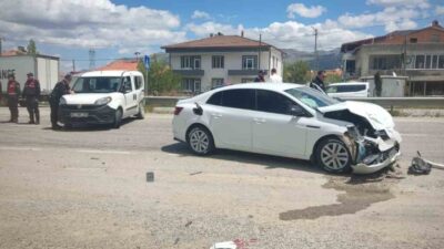Malatya’nın Doğanşehir ilçesinde hafif ticari araç ile otomobilin karıştığı trafik