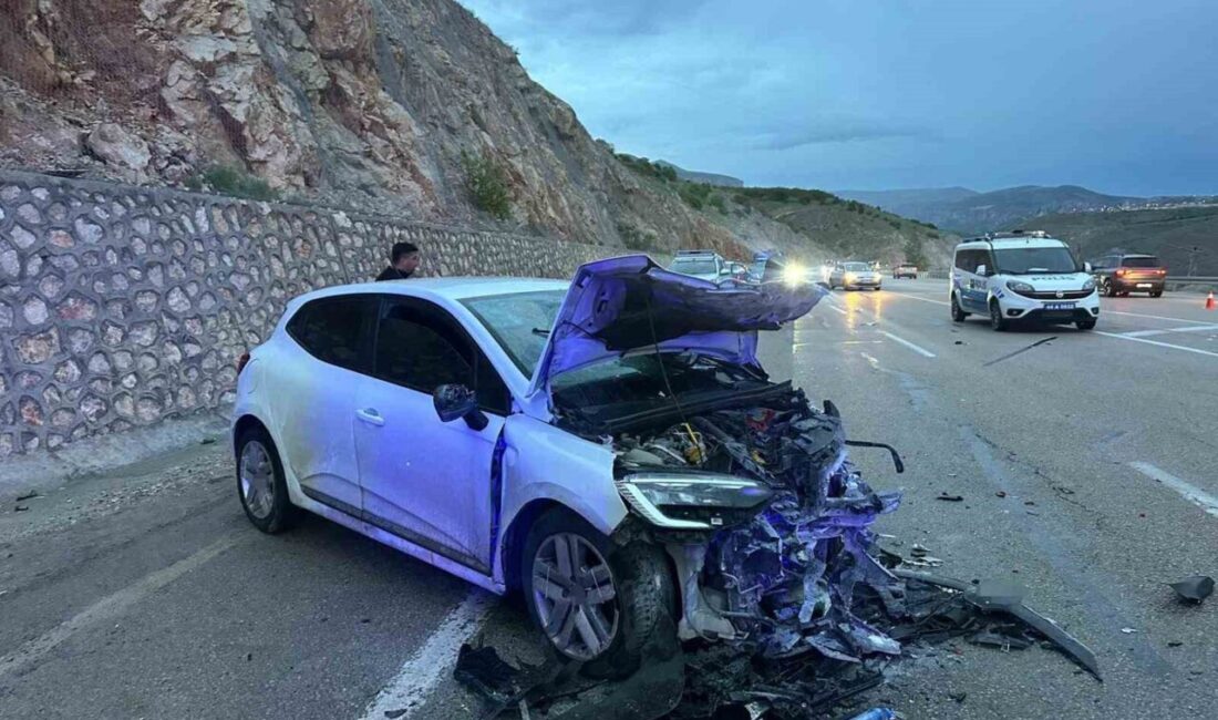 Malatya’da iki otomobilin kafa kafaya çarpıştığı trafik kazasında 1’i ağır