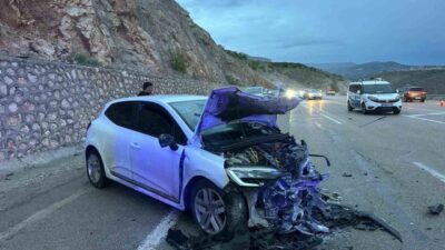 Malatya’da iki otomobilin kafa kafaya çarpıştığı trafik kazasında 1’i ağır