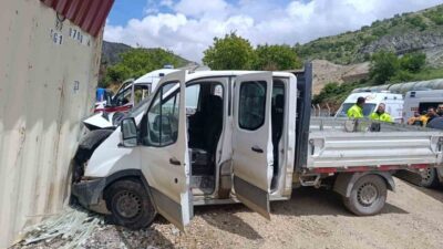 Malatya’da sürücüsünün kontrolünden çıkan kamyonet, şantiyede bulunan prefabrik yapının duvarına