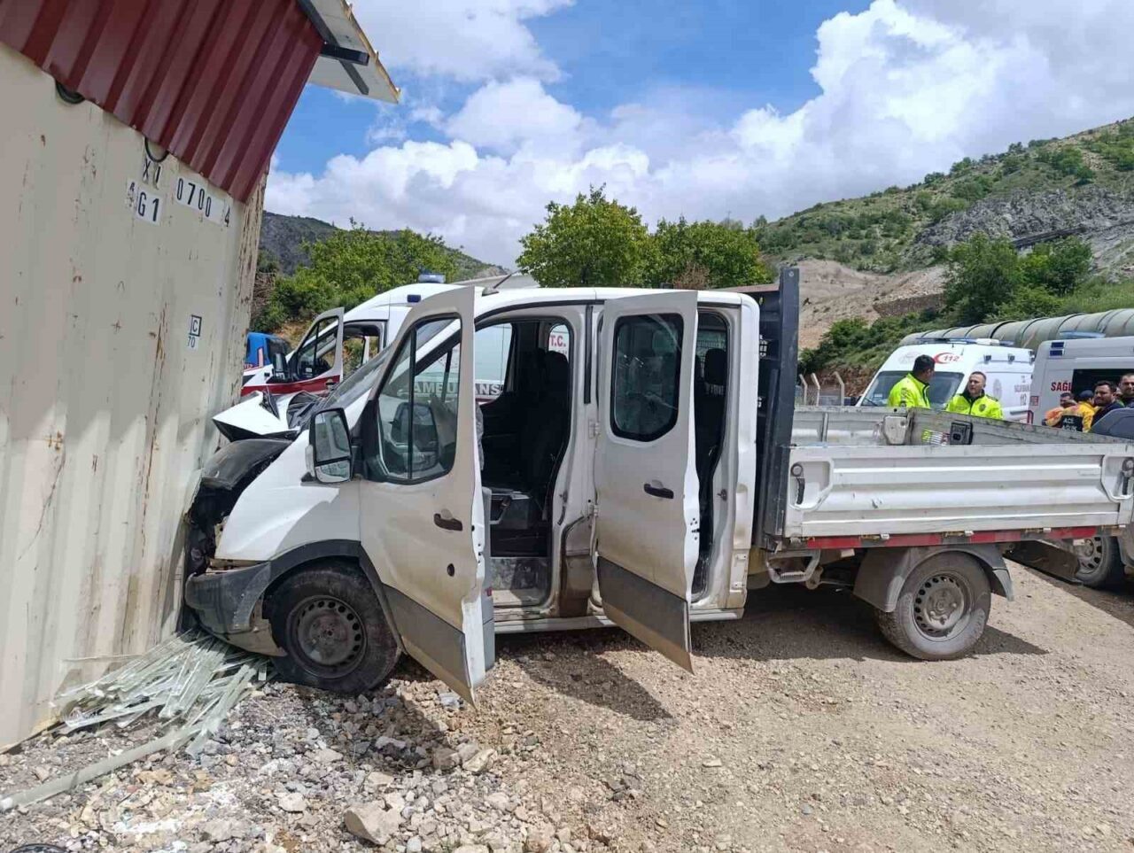 Malatya’da sürücüsünün kontrolünden çıkan kamyonet, şantiyede bulunan prefabrik yapının duvarına