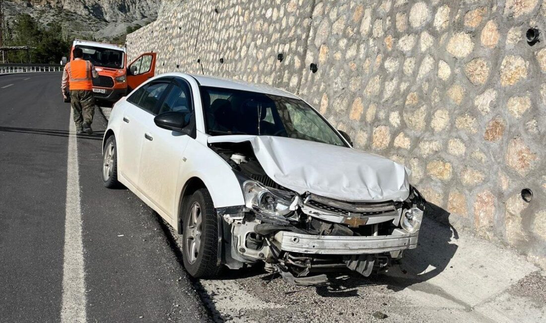 Malatya’da kontrolden çıkan otomobilin istinat duvarına çarpması sonucu meydana gelen