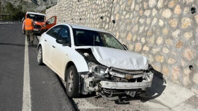 Malatya’da kontrolden çıkan otomobilin istinat duvarına çarpması sonucu meydana gelen