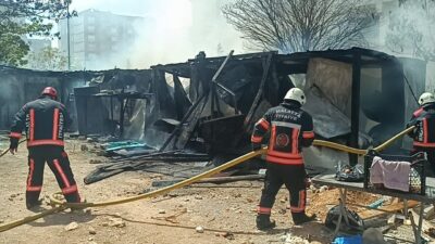 Malatya’nın Yeşilyurt ilçesinde bir şantiye alanında işçilerin kaldığı konteynerlerde yangın