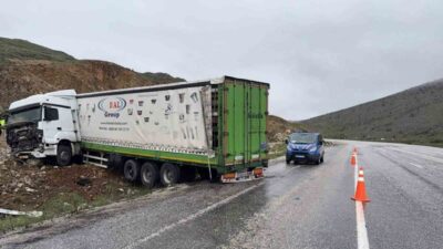 Malatya’da sürücüsünün kontrolünden çıkan tır toprak yığınına çarptı. Kazada 1