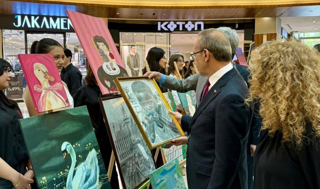 Malatya’da Niyazi Mısri Sosyal Bilimler Lisesi tarafından düzenlenen yılsonu karma