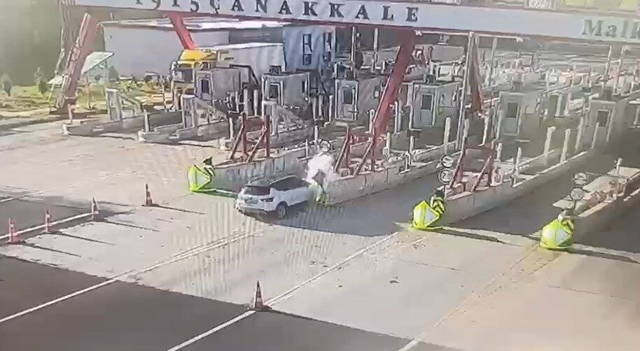 Tekirdağ’ın Malkara ilçesinde kontrolden çıkan otomobilin 1915 Çanakkale Otoyolu gişelerinde