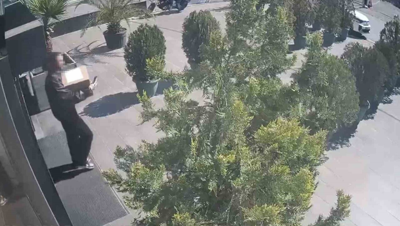 Maltepe’de düzenlenen uyuşturucu operasyonunda bir dükkana yurt dışından gelen kargo