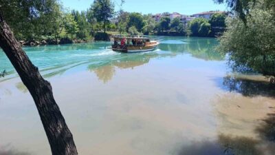 Antalya’nın Manavgat ilçesinde ‘Mavi Nurdan Bir Irmak’ sözleriyle şarkılara konu